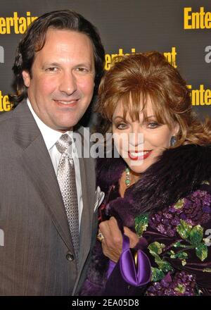 L'actrice Joan Collins et son mari Percy Gibson arrivent à la fête d'observation des Oscars de l'Entertainment Weekly à « Elaine's » à New York, NY, États-Unis, le 27 février 2005. Photo de Slaven Vlasic/ABACA. Banque D'Images