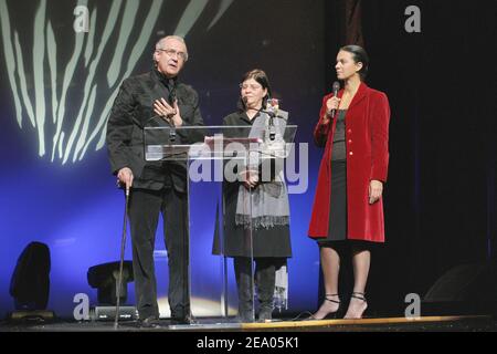 EXCLUSIF. Dominique Bromberger (L), journaliste de la télévision française, avec Isabelle Giordano (R), présentatrice de YV, lors de la première édition de la cérémonie des trophées de l'APAJH organisée par l'Association pour adultes et jeunes enfants Handicaps (Association pour adultes et jeunes handicapés) et tenue au Palais des Congrès à Paris, en France, le 28 février 2005. Photo de Benoit Pinguet/ABACA. Banque D'Images