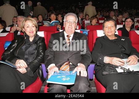 EXCLUSIF. (G-D) Secrétaire d'Etat française pour les personnes handicapées, Marie-Anne Montchamp, le Président de l'APAJH, Fernand Tournan, et l'ancien ministre français de la Santé, Simone Veil, assistent à la première édition de la cérémonie des trophées de l'APAJH organisée par l'Association pour adultes et jeunes handicapés Handicaps (Association pour adultes et jeunes handicapés) Et tenue au Palais des Congrès à Paris, France, le 28 février 2005. Photo de Benoit Pinguet/ABACA. Banque D'Images