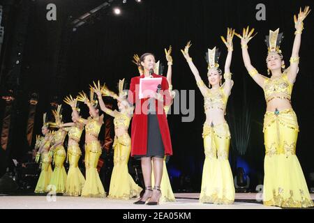 EXCLUSIF. La présentatrice française Isabelle Giordano avec la troupe des arts de la scène des personnes handicapées de Chine (CDPPAT) à la première édition de la cérémonie des trophées de l'APAJH organisée par l'Association pour adultes et jeunes enfants Handicaps (Association pour adultes et jeunes handicapés) et tenue au Palais des Congrès à Paris, France, Le 28 février 2005. Photo de Benoit Pinguet/ABACA. Banque D'Images