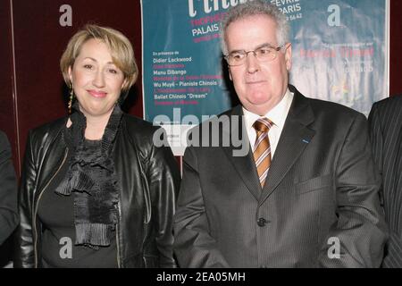 EXCLUSIF. Secrétaire d'Etat française aux personnes handicapées, Marie-Anne Montchamp, Fernand Tournan, président de l'APAJH, participe à la première édition de la cérémonie des trophées de l'APAJH organisée par l'Association pour adultes et jeunes enfants Handicaps (Association pour adultes et jeunes handicapés) et tenue au Palais des Congrès à Paris, le 28 février 2005. Photo de Benoit Pinguet/ABACA. Banque D'Images