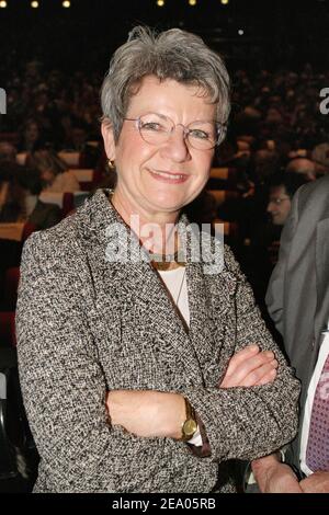 EXCLUSIF. Dominique Gillot, ancien secrétaire d'Etat français pour les personnes handicapées, assiste à la première édition de la cérémonie des trophées de l'APAJH organisée par l'Association pour adultes et jeunes enfants Handicaps (Association pour adultes et jeunes handicapés) et tenue au Palais des Congrès à Paris, France, le 28 février 2005. Photo de Benoit Pinguet/ABACA. Banque D'Images