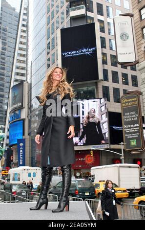 Le supermodèle brésilien Gisele Bundchen assiste au lancement du nouveau merveilleux secret de Victoria, ïBody by IPEX', à Times Square, New York City, NY, le 1er mars 2005. Photo de Tim Grant/ABACA. Banque D'Images