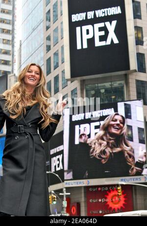 Le supermodèle brésilien Gisele Bundchen assiste au lancement du nouveau merveilleux secret de Victoria, ïBody by IPEX', à Times Square, New York City, NY, le 1er mars 2005. Photo de Tim Grant/ABACA. Banque D'Images