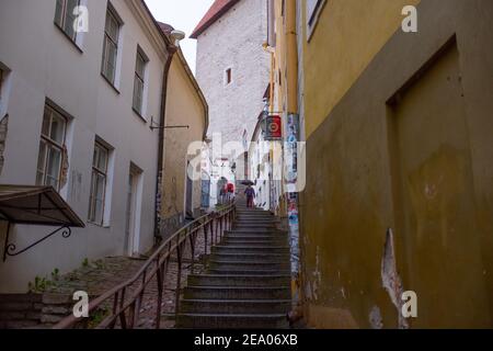 TALLINN, ESTONIE - SEPTEMBRE 2020 : escalier et allée Lurank Jalg dans la vieille ville. Banque D'Images