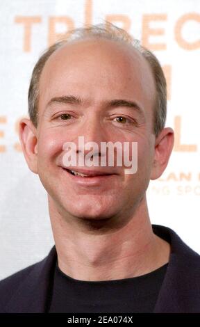 Jeff Bezos, fondateur et PDG de Amazon.com, lors d'une conférence de presse tenue aux cinémas Tribeca pour annoncer un nouveau partenariat national de collaboration avec le Tribeca film Festival et American Express, à New York City, NY, USA, le jeudi 3 mars 2005. Photo de Nicolas Khayat/ABACA. Banque D'Images