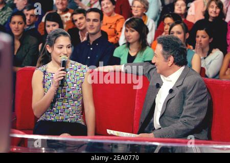 Michel Drucker, présentateur de télévision française, et Marie, chanteuse française, l'un des premiers gagnants du concours de chant de Pascal Sevran dans son émission de télévision « la chance aux chansons », lors de l'enregistrement du talk show de Michel Drucker « vivre Dimanche » spécialement dédié à Pascal Sevran, au Studio Gabriel à Paris, France, Le 2 mars 2005. Le spectacle sera diffusé le dimanche 6 mars. Photo de Jean-Jacques Datcary/ABACA. Banque D'Images