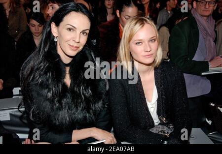 L'Wren Scott et l'actrice née en Allemagne Diane Kruger photographiés avant la présentation du couturier allemand Karl Lagerfeld pour la collection prêt-à-porter de Chanel automne-hiver 2005-2006 à Paris-France le 4 mars 2005. Photo de Klein-Hounsfield/ABACA. Banque D'Images