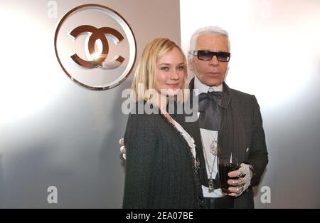 Diane Kruger, actrice d'origine allemande, et Karl Lagerfeld, couturier allemand, photographiés lors de la séance de fond de la collection prêt-à-porter Chanel automne-hiver 2005-2006 à Paris-France le 4 mars 2005. Photo de Klein-Hounsfield/ABACA. Banque D'Images