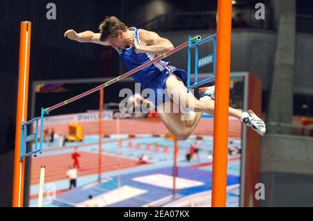 Jean Galfione (hommes de la voûte polaire) lors des championnats européens d'athlétisme en salle 2005 à Madrid, Espagne, le 4 mars 2005. Photo de Christophe Guibbbaud/Cameleon/ABACA. Banque D'Images