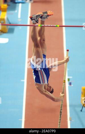 Jean Galfione (hommes de la voûte polaire) lors des championnats européens d'athlétisme en salle 2005 à Madrid, Espagne, le 4 mars 2005. Photo de Christophe Guibbbaud/Cameleon/ABACA. Banque D'Images