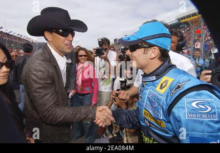 L'acteur américain Nicolas cage se mêle au pilote italien Giancarlo Fisichella sur la grille de départ du Grand Prix d'Australie à Melbourne, en Australie, le 6 mars 2005. Photo de Thierry Gromik/ABACA Banque D'Images