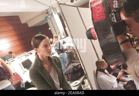 Ambiance coulisses de la présentation de la collection prêt-à-porter de Valentino automne-hiver 2005-2006 à Paris, en France, le 6 mars 2005. Photo de Klein-Hounsfield/ABACA. Banque D'Images