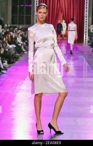 Le modèle allemand Julia Stegner présente une création du couturier Alber Elbaz pour la présentation de la collection prêt-à-porter Lanvin automne-hiver 2005-2006 à Paris, en France, le 6 mars 2005. Photo de Java/ABACA. Banque D'Images
