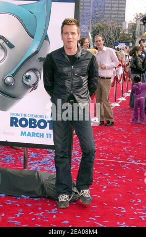 Ewan McGregor, acteur et acteur américain (voix), assiste à la première de Fox's à Los Angeles du vingtième siècle de 'robots' qui s'est tenue au Mann Village Theatre à Westwood, CA, États-Unis, le 6 mars 2005. Photo de Baxter/ABACA. Banque D'Images