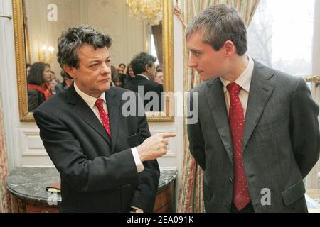 Jean-Louis Borloo, ministre français du travail et de l'emploi, et Laurent Henart, secrétaire d'État français pour l'emploi des jeunes, célèbrent la Journée internationale de la femme lors d'un petit-déjeuner en présence de femmes au ministère à Paris, en France, le 8 mars 2005. Photo de Mousse/ABACA. Banque D'Images