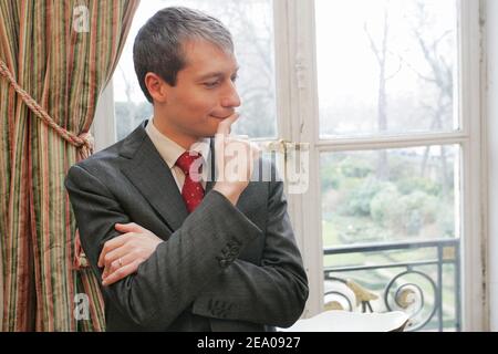 Le 8 mars 2005, Laurent Henart, secrétaire d'État français pour l'emploi des jeunes, célèbre avec Jean-Louis Borloo, ministre français du travail et de l'emploi, la Journée internationale de la femme, lors d'un petit-déjeuner en présence de femmes au ministère à Paris. Photo de Mousse/ABACA. Banque D'Images