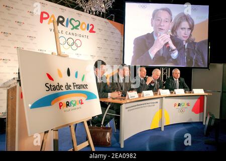 Paris 2012 membres du Comité de candidature aux Jeux Olympiques, (G-D) Pascal Simonin, ministre français des Sports Jean-François Lamour, maire de Paris Bertrand Delanoe, vice-président du conseil d'administration de Vinci Bernard Huvelin et président de la région Jean-Paul Huchon lors d'une conférence de presse tenue à l'hôtel de ville de Paris, France, le 9 mars 2005, De dévoiler le projet de la ville de renommer son stade national de 80,000 places 'Stade de France Paris 2012', après la réunion du Comité avec les membres de la commission d'évaluation des Jeux Olympiques de 2012 du CIO lors de leur examen de quatre jours de la candidature de Paris. Photo de Mousse/ABACA. Banque D'Images