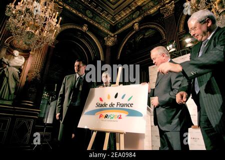 Paris 2012 membres du Comité de candidature aux Jeux Olympiques, (G-D) le ministre français des Sports Jean-François Lamour, Pascal Simonin, Vinci Vice-président du conseil d'administration Bernard Huvelin et le président de la région Jean-Paul Huchon lors d'une conférence de presse tenue à l'hôtel de ville de Paris, France, le 9 mars 2005, De dévoiler le projet de la ville de renommer son stade national de 80,000 places 'Stade de France Paris 2012', après avoir rencontré les membres de la commission d'évaluation des Jeux Olympiques de 2012 du CIO lors de leur examen de quatre jours de la candidature de Paris. Photo de Mousse/ABACA. Banque D'Images