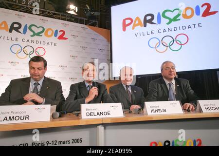 Paris 2012 membres du Comité de candidature pour les Jeux Olympiques, (G-D) le ministre français des Sports Jean-François Lamour, le maire de Paris Bertrand Delanoe, le vice-président du conseil d'administration de Vinci Bernard Huvelin et le président de la région Jean-Paul Huchon lors d'une conférence de presse tenue à l'hôtel de ville de Paris, France, le 9 mars 2005, De dévoiler le projet de la ville de renommer son stade national de 80,000 places 'Stade de France Paris 2012', après la réunion du Comité avec les membres de la commission d'évaluation des Jeux Olympiques de 2012 du CIO lors de leur examen de quatre jours de la candidature de Paris. Photo de Mousse/ABACA. Banque D'Images