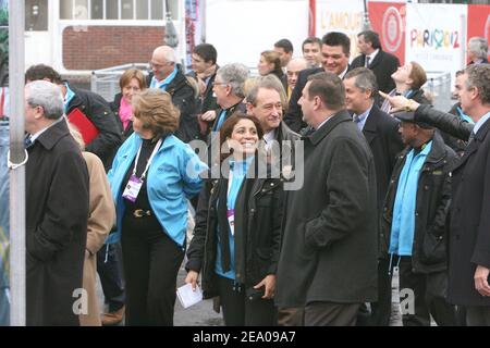 La délégation du CIO, dirigée par Nawal El-Moutawakel (c), visite le village olympique, en compagnie du maire de Paris, Bertrand Delanoe, du ministre français des Sports, Jean-François Lamour, et des membres du Comité de candidature pour les Jeux Olympiques de Paris 2012 à Paris, en France, le 10 mars 2005. Photo de Mousse/ABACA. Banque D'Images