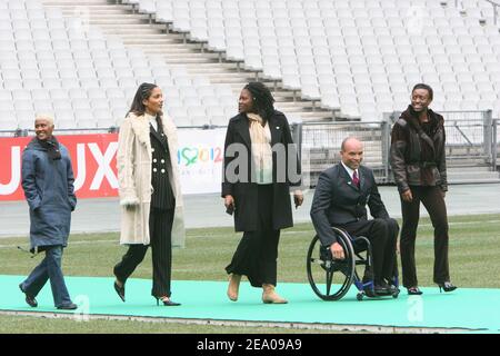 Athlétisme les femmes françaises relaient l'équipe médaillés d'or Patricia Girard, Christine Aaron, Muriel Hurtis lors de la visite du Stade de France par la délégation du CIO, dirigée par Nawal El-Moutawakel et d'autres membres à Saint Denis près de Paris France, le 10 mars 2005. Photo de Mousse/ABACA. Banque D'Images