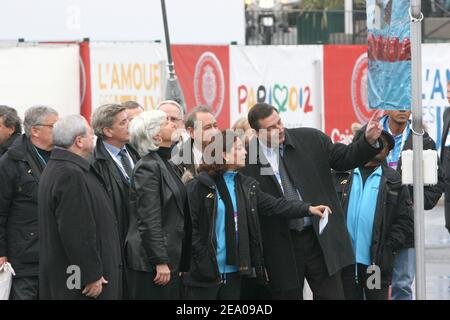 La délégation du CIO, dirigée par Nawal El-Moutawakel (c), visite le village olympique en compagnie de Jean-Paul Huchon, du maire de Paris, Bertrand Delanoe, du ministre français des Sports, Jean-François Lamour, et des membres du Comité de candidature pour les Jeux Olympiques de Paris 2012 à Paris, le 10 mars 2005. Photo de Mousse/ABACA. Banque D'Images