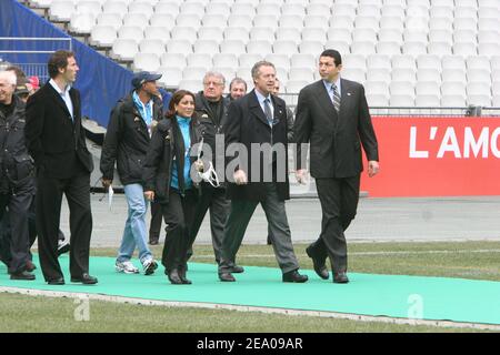 (l à r) Laurent blanc, Nawal El Moutawakel, Guy Drut et Abdelatif Benazzi lors de la visite du Stade de France par la délégation du CIO à Saint Denisnear Paris, France, le 10 mars 2005. Photo de Mousse/ABACA. Banque D'Images