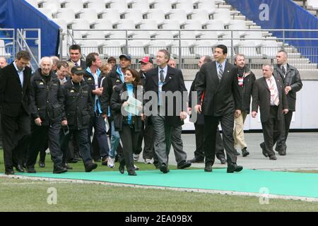 (l à r) Laurent blanc, Nawal El Moutawakel, Guy Drut et Abdelatif Benazzi lors de la visite du Stade de France par la délégation du CIO à Saint Denisnear Paris, France, le 10 mars 2005. Photo de Mousse/ABACA. Banque D'Images