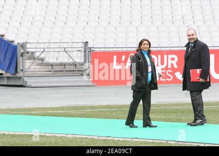 Visite du Stade de France par la délégation du CIO, dirigée par Nawal El Moutawakel à Saint Denis près de Paris, le 10 mars 2005. Photo de Mousse/ABACA. Banque D'Images