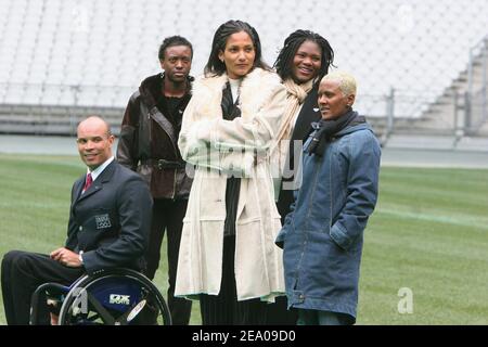 Athlétisme les femmes françaises relaient l'équipe médaillés d'or Patricia Girard, Christine Aaron, Muriel Hurtis lors de la visite du Stade de France par la délégation du CIO, dirigée par Nawal El-Moutawakel et d'autres membres à Saint Denis près de Paris France, le 10 mars 2005. Photo de Mousse/ABACA. Banque D'Images