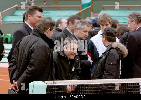 Artistes français judoka David Douillet et Thierry Rey lors de la visite de la délégation du CIO à l'arène de tennis Roland Garros, dirigée par Nawal El-Moutawakel et accompagnée des membres du Comité de candidature des Jeux Olympiques de Paris 2012 à Paris, en France, le 10 mars 2005. Photo de Mousse/ABACA. Banque D'Images