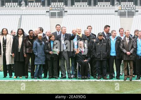 Christine Aaron, Muriel Hurtis, Patricia Girard, Jean-Paul Huchon, Nawal El Moutawakel, Abdelatif Benazzi, Guy Drut, Laurent blanc, David Douillet et le maire de Paris, Betrand Delanoe, lors de la visite du Stade de France par la délégation du CIO à Saint Denis près de Paris, le 10 mars 2005. Photo de Mousse/ABACA. Banque D'Images