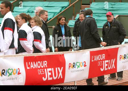 Président de la commission d'évaluation du Comité International Olympique Nawal El Moutawakel, Gilbert Felli, membre de la délégation du CIO, visite l'arène de tennis Roland Garros, accompagné des membres du comité de candidature des Jeux Olympiques de Paris 2012, à Paris, en France, le 10 mars 2005. Photo de Mousse/ABACA. Banque D'Images