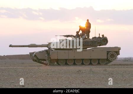 Les Marines avec le 1er peloton, Alpha Company, le 2e Bataillon de chars, assurent la sécurité tandis que d'autres Marines utilisent des bulldozers pour construire une barrière de sécurité le long de la frontière entre l'Irak et la Syrie, au sud de Husaybuh, en Irak, le 25 février 2005. Les Marines sont actuellement engagées dans des opérations de sécurité et de stabilisation dans la province d'Al Anbar, en Iraq. Photo DoD par lance Cpl. Christopher G. Graham, Marine corps des États-Unis. Photo de Christopher G. Graham/DOD/ABACA Banque D'Images