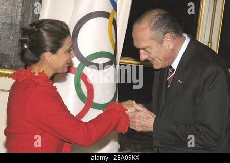 Le président français Jacques Chirac embrasse la main du président de la commission d'évaluation du Comité International Olympique (CIO) Nawal El Moutawakel au palais de l'Elysée à Paris, après un dîner avec la commission, qui évalue la candidature de la capitale française pour accueillir les Jeux Olympiques de 2012 à Paris le 11 mars 2005. Photo de Millet/Pool/ABACA Banque D'Images