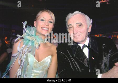 L'ancienne Miss France Elodie Gossuin et la chanteuse française Charles Aznavour ont été membres du jury du concours international 2005 pour l'élection de Miss Europe 2005. Mlle Allemagne, Shermine Sharivar, remporte le concours international 2005 qui s'est tenu au Palais des Sports de Paris, le 12 mars 2005. Photo de Bruno Klein/ABACA. Banque D'Images