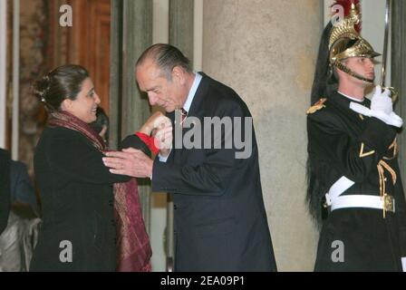 Le président français Jacques Chirac embrasse la main du président de la commission d'évaluation du Comité International Olympique (CIO) Nawal El Moutawakel au palais de l'Elysée à Paris, après un dîner avec la commission, qui évalue la candidature de la capitale française pour accueillir les Jeux Olympiques de 2012 à Paris le 11 mars 2005. Photo de Mousse/ABACA Banque D'Images