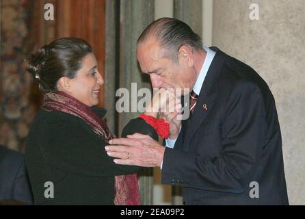 Le président français Jacques Chirac embrasse la main du président de la commission d'évaluation du Comité International Olympique (CIO) Nawal El Moutawakel au palais de l'Elysée à Paris, après un dîner avec la commission, qui évalue la candidature de la capitale française pour accueillir les Jeux Olympiques de 2012 à Paris le 11 mars 2005. Photo de Mousse/ABACA Banque D'Images