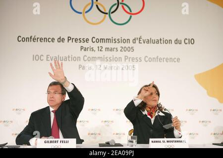 "La candidature de Paris pour les Jeux de 2012 a été saluée samedi comme ''excellent'' par le chef de la commission d'évaluation du Comité International Olympique (CIO). Prenant la parole à l'issue d'une visite de quatre jours, la présidente de la commission Nawal El Moutawakel et Gilbert Felli ont félicité Paris pour la qualité de son dossier à Paris le 12 mars 2005. Photo de Mousse/ABACA.' Banque D'Images