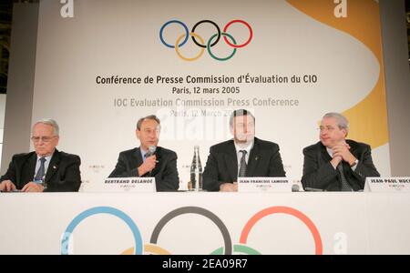 "La candidature de Paris pour les Jeux de 2012 a été saluée samedi comme ''excellent'' par le chef de la commission d'évaluation du Comité International Olympique (CIO). Prenant la parole à l'issue d'une visite de quatre jours, la présidente de la commission Nawal El Moutawakel et Gilbert Felli ont félicité Henri Serandou, Bertrand Delanoe, Jean-Franois Lamour et Jean-Paul Huchon pour la qualité de leur dossier à Paris le 12 mars 2005. Photo de Mousse/ABACA.' Banque D'Images