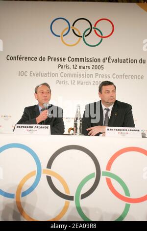 "La candidature de Paris pour les Jeux de 2012 a été saluée samedi comme ''excellent'' par le chef de la commission d'évaluation du Comité International Olympique (CIO). Prenant la parole à l'issue d'une visite de quatre jours, la présidente de la commission Nawal El Moutawakel et Gilbert Felli ont félicité Henri Serandou, Bertrand Delanoe, Jean-Franois Lamour et Jean-Paul Huchon pour la qualité de leur dossier à Paris le 12 mars 2005. Photo de Mousse/ABACA.' Banque D'Images