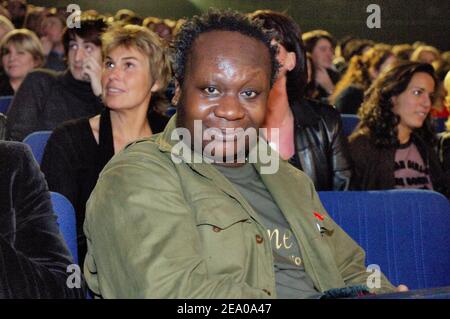 Le présentateur de télévision français Magloire participe au match de boxe du championnat européen de poids-mouche entre le Brahim français Asloum et l'espagnol José-Antonio Lopez-Bueno au Palais des Sports de Paris, France, le 14 mars 2005. Asloum a gagné par Ko au troisième tour. Photo par Edwin Cook/ABACA. Banque D'Images