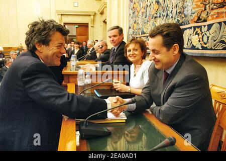 Le ministre français du travail et de l'emploi, Jean-Louis Borloo, le président français dirigeant le parti de l'Union pour un mouvement populaire (UMP), Nicolas Sarkozy, et le président du groupe UMP, Bernard Accoyer, pour le retour de Nicolas Sarkozy à l'Assemblée nationale française en tant que député de la sixième conscription du département des hauts-de-Seine (Une banlieue de Paris) pour une réunion du groupe UMP, Paris, France, le 15 mars 2005. Photo de Mousse/ABACA. Banque D'Images