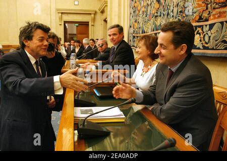 Le ministre français du travail et de l'emploi, Jean-Louis Borloo, le président français dirigeant le parti de l'Union pour un mouvement populaire (UMP), Nicolas Sarkozy, et le président du groupe UMP, Bernard Accoyer, pour le retour de Nicolas Sarkozy à l'Assemblée nationale française en tant que député de la sixième conscription du département des hauts-de-Seine (Une banlieue de Paris) pour une réunion du groupe UMP, Paris, France, le 15 mars 2005. Photo de Mousse/ABACA. Banque D'Images