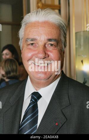 L'éditeur français Claude Durand reçoit la médaille 'Chevalier des Arts et lettres' du ministre français de la Culture Renaud Donnedieu de Vabres lors d'une cérémonie de remise des prix aux écrivains et éditeurs avant le salon parisien du livre 'Salon du Livre' à la ministerie culturelle de Paris le 17 mars 2005. Photo de Laurent Zabulon/ABACA. Banque D'Images