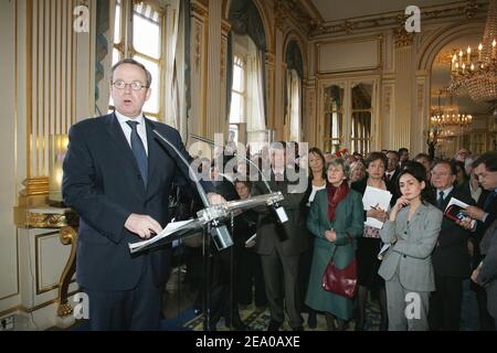 Renaud Donnedieu de Vabres, ministre français de la culture, lors d'une cérémonie de remise des prix aux écrivains et aux éditeurs, avant la foire du livre parisienne « Salon du Livre » à la ministerie culturelle de Paris le 17 mars 2005. Photo de Laurent Zabulon/ABACA. Banque D'Images