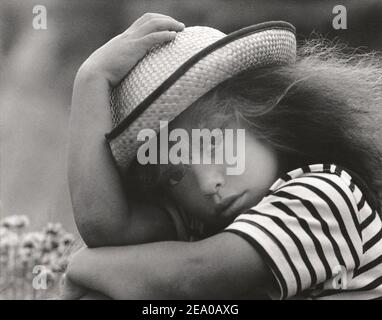 grain numérisé monochrome de l'impression de petite fille en paille chapeau posant Banque D'Images