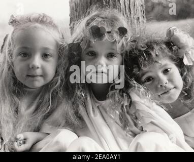 numérisation d'un tirage monochrome granuleux de trois petites filles dans le Style de Julia Margaret Cameron Banque D'Images