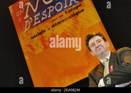 Le sénateur socialiste Jean-Luc Melenson prend la parole lors d'une réunion pour LE NON lors du référendum sur la constitution européenne (le 29 mai 2005) qui s'est tenu à la gymnase Jappy à Paris le 17 mars 2005. Photo par Edouard Bernaux/ABACA. Banque D'Images